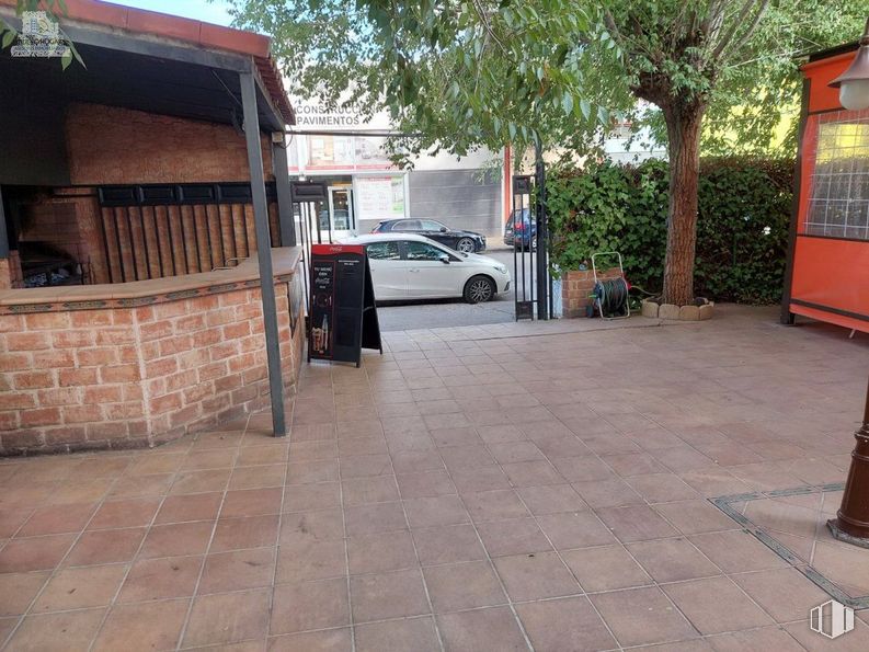 Retail for sale at Zona industrial, Mejorada del Campo, Madrid, 28840 with car, building, tire, vehicle, wheel, road surface, asphalt, plant, tree and neighbourhood around