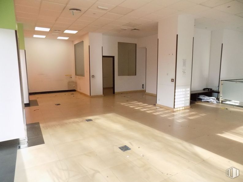 Retail for rent at Plaza Encuentro, 3, Moratalaz, Madrid, 28030 with flooring, floor, wall, wood, ceiling, interior design, tile flooring, composite material, wood flooring and tile around