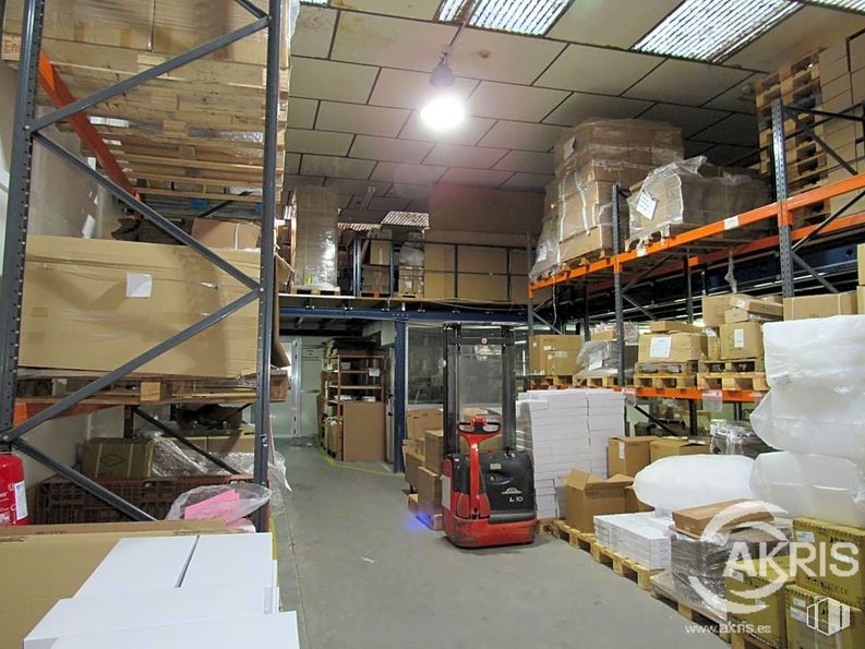 Industrial for sale at Calle Río Torviscal, Toledo, 45007 with packaged goods, luggage & bags, automotive design, building, engineering, flooring, gas, factory, industry and machine around