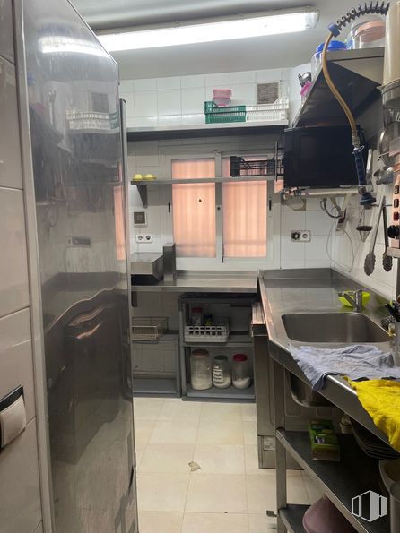 Local en alquiler y venta en Calle Real de Arganda, Villa de Vallecas, Madrid, 28031 con fregadero, electrodoméstico, aparato de cocina, máquina, electrodoméstico, techo, cocina, aluminio, lámpara y encimera alrededor