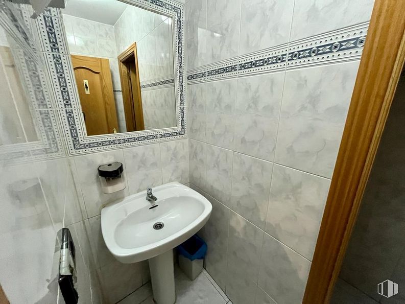 Retail for sale at Avenida Juventud, Ávila, 05003 with sink, mirror, tap, plumbing fixture, property, bathroom sink, bathroom, building, purple and fluid around