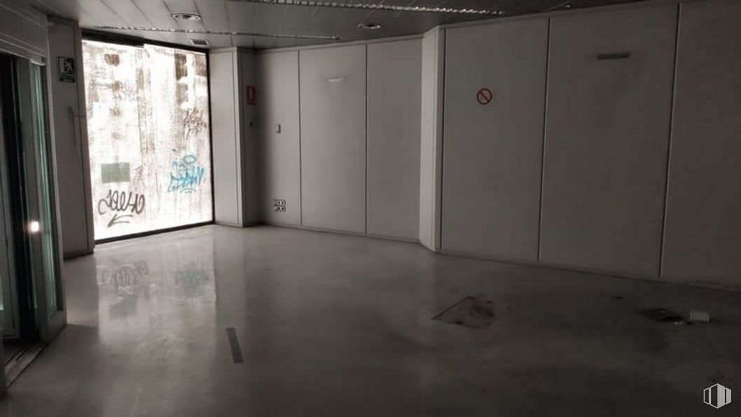 Local en alquiler y venta en Calle Sancho Dávila, Salamanca, Madrid, 28028 con ebanistería, armario, ventana, pavimento, piso, pasillo, accesorio, evento, techo y edificio alrededor