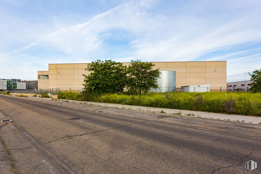 Nave en alquiler en Calle Nantes, Parla, Madrid, 28983 con edificio, nube, cielo, planta, árbol, superficie de la carretera, asfalto, terreno, hierba y diseño urbano alrededor