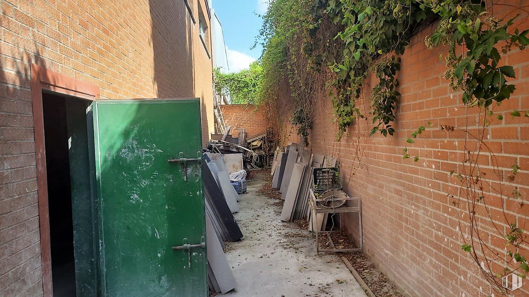 Industrial for sale at Polígono industrial Prado Overa, Leganés, Madrid, 28914 with door, plant, window, building, road surface, vegetation, neighbourhood, biome, wood and wall around