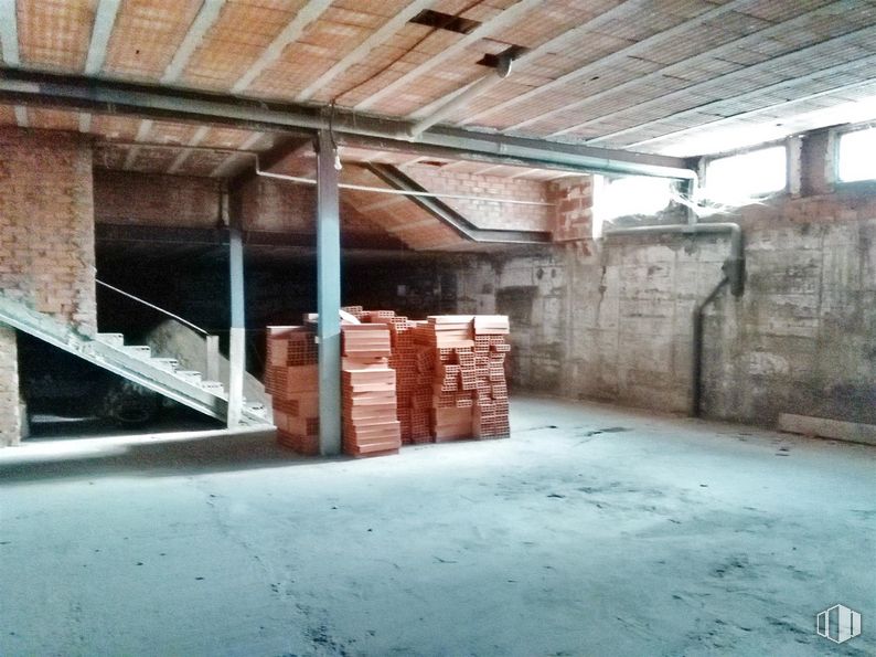 Retail for sale at Calle Arcipreste de Hita, Guadalajara, 19001 with wood, brickwork, brick, floor, flooring, beam, gas, building material, hardwood and ceiling around