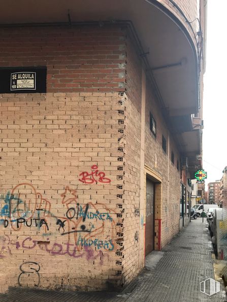 Retail for sale & for rent at Calle Santa Sabina, 28, Talavera de la Reina, Toledo, 45600 with building, handwriting, road surface, asphalt, brickwork, brick, house, architecture, tree and wall around