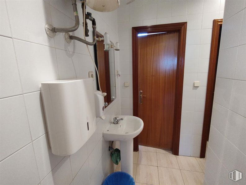 Industrial for sale at Avenida Cañales, 4, Chapinería, Madrid, 28694 with door, sink, bathroom sink, plumbing fixture, wall, flooring, bathroom, floor, plumbing and tap around