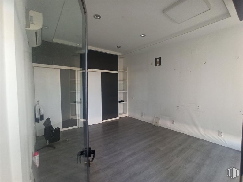 Retail for rent at Calle Martin Muñoz de Posadas, 5, Villa de Vallecas, Madrid, 28031 with flooring, floor, interior design, ceiling, wood flooring, room, laminate flooring, hardwood, silver and light fixture around