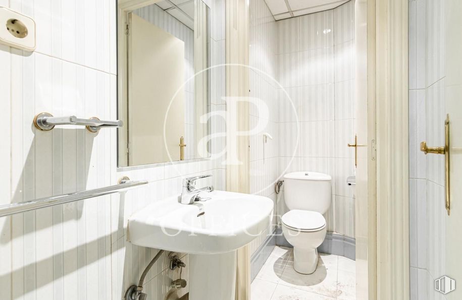 Oficina en venta en Calle Alonso Cano, Chamberí, Madrid, 28003 con fregadero, inodoro, espejo, accesorio de fontanería, grifo, lavabo de baño, propiedad, edificio, baño y morado alrededor