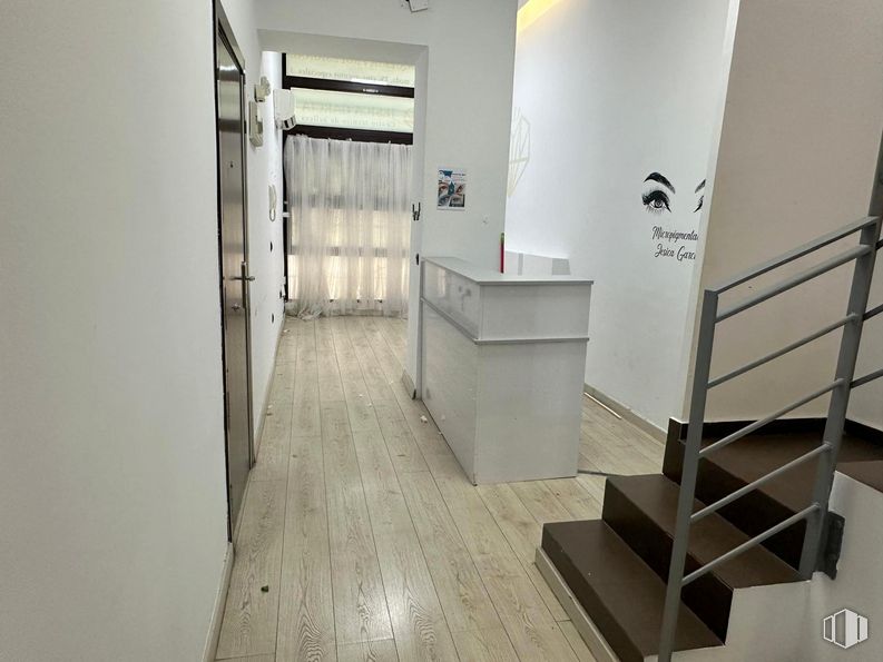 Retail for rent at Calle Téllez, Retiro, Madrid, 28007 with building, interior design, fixture, hall, floor, flooring, wood, wall, hardwood and ceiling around