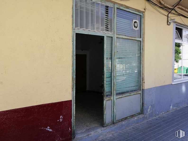 Retail for sale at Zona San Antonio, Ávila, 05005 with window, door, fixture, building, road surface, composite material, gas, shade, tints and shades and paint around