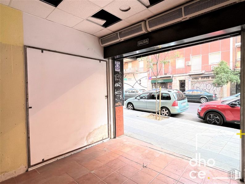 Retail for rent at Paseo Marcelino Camacho, 43, Carabanchel, Madrid, 28025 with car, tire, wheel, building, plant, vehicle, automotive lighting, window, automotive design and vehicle door around