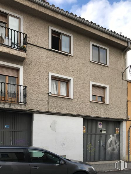 Local en alquiler en Calle Santa Ana Baja, 17, Fuencarral - El Pardo, Madrid, 28034 con ventana, coche, vehículo terrestre, rueda, propiedad, neumático, nube, edificio, vehículo y blanco alrededor