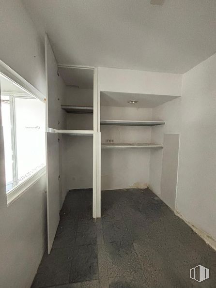 Local en venta en Zona Sur, Puente de Vallecas, Madrid, 28038 con edificio, ventana, accesorio, suelos, madera, pared, suelo, estantería, madera dura y material compuesto alrededor