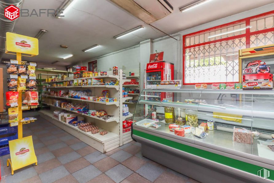 Local en venta en Calle Avena, Usera, Madrid, 28026 con comida, estante, tienda, estantería, interiorismo, cliente, venta al por menor, almacenamiento de alimentos, edificio y tienda de comestibles alrededor