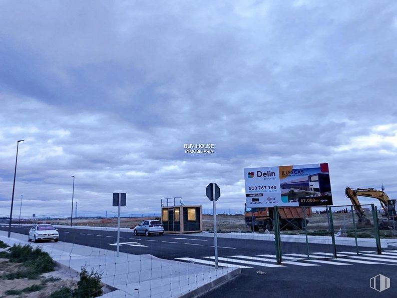 Land for sale at Polígono El Rabanal, Illescas, Toledo, 45200 with car, cloud, sky, street light, vehicle, motor vehicle, asphalt, road surface, automotive lighting and cumulus around