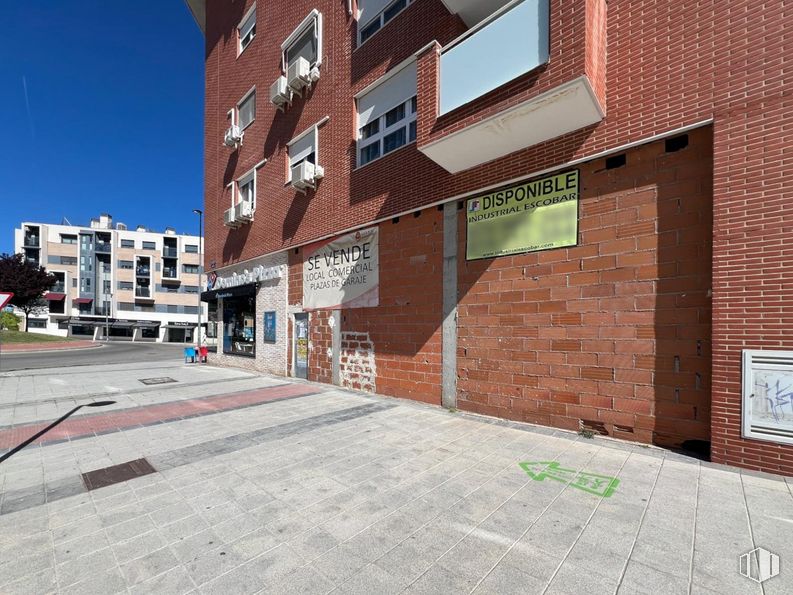 Local en venta en Avenida Berlín, 1, Arganda del Rey, Madrid, 28500 con ventana, edificio, durante el día, ladrillo, albañilería, asfalto, superficie de la carretera, cielo, barrio y diseño urbano alrededor