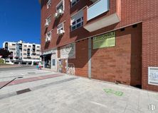 Retail for sale at Avenida Berlín, 1, Arganda del Rey, Madrid, 28500 with window, building, daytime, brick, brickwork, asphalt, road surface, sky, neighbourhood and urban design around