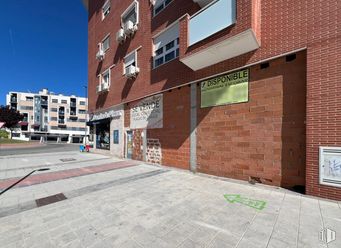 Local en venta en Avenida Berlín, 1, Arganda del Rey, Madrid, 28500 con ventana, edificio, durante el día, ladrillo, albañilería, asfalto, superficie de la carretera, cielo, barrio y diseño urbano alrededor