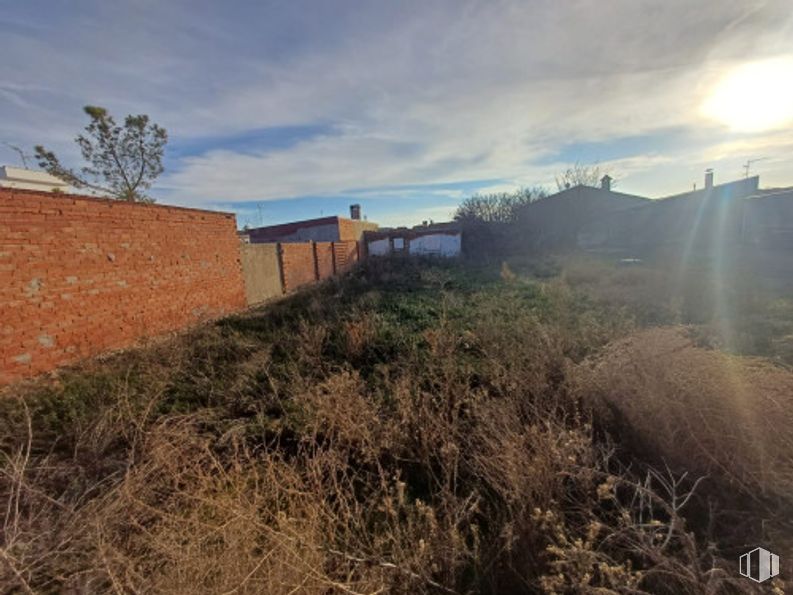 Land for sale at Zona centro, Lillo, Toledo, 45870 with house, cloud, land lot, rural area, morning, soil, shrubland, meteorological phenomenon and cumulus around