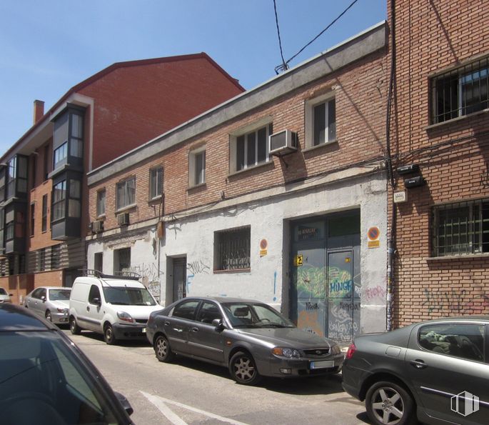 Industrial for sale at Zona Carabanchel, Carabanchel, Madrid, 28019 with car, wheel, window, van, automotive parking light, tire, land vehicle, vehicle, building and sky around