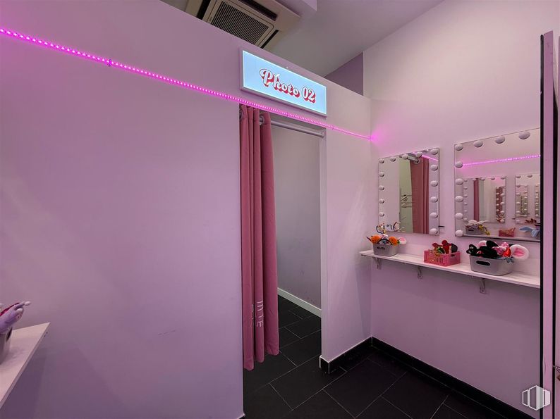 Retail for sale at Calle Augusto Figueroa, 22, Centro, Madrid, 28004 with pink, interior design, ceiling, light fixture and under-cabinet lighting around