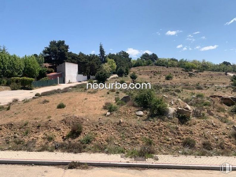 Land for sale at Casco urbano, Navalperal de Pinares, Ávila, 05240 with sky, plant, plant community, cloud, tree, land lot, slope, road surface, bedrock and grass around