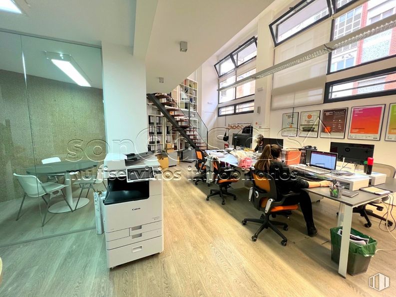 Oficina en alquiler en Zona Centro, Alcobendas, Madrid, 28100 con silla, persona, mesa, ebanistería, ordenador, mueble, silla de oficina, ordenador personal, escritorio del ordenador y pantalla de ordenador alrededor