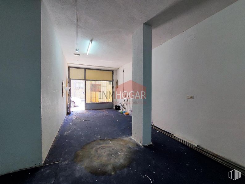 Industrial for sale at Zona Estación, Ávila, 05001 with fixture, wood, flooring, building, floor, hall, paint, ceiling, space and concrete around