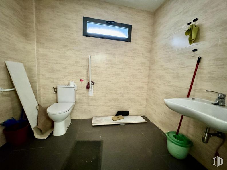 Retail for rent at Calle San Millán, Ávila, 05001 with toilet, sink, tap, window, plumbing fixture, property, building, product, bathroom and purple around