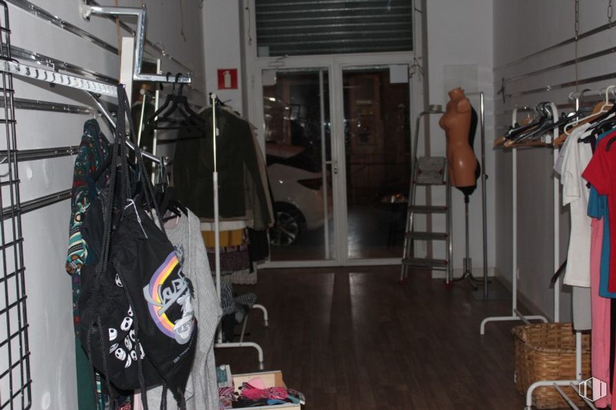 Local en venta en Calle Colegiata, 4, Centro, Madrid, 28012 con bolsa, equipaje y bolsos, neumático, rueda, neumático automotriz, vehículo, vehículo de motor, madera, diseño automotriz y coche alrededor