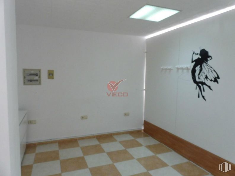 Retail for sale at Zona Hospitales, Cuenca, 16003 with person, interior design, flooring, art, wall sticker, floor, building, font, fixture and tile flooring around