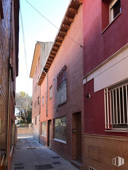 Retail for sale & for rent at Calle Gutiérrez Orejón, 4, Guadalajara, 19001 with window, building, house, door, sky, wood, road surface, brick, residential area and urban design around