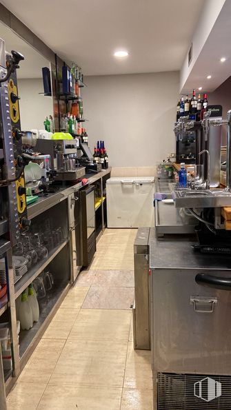 Retail for rent at Zona Moratalaz, Moratalaz, Madrid, 28030 with cabinetry, shoe, property, product, automotive design, interior design, floor, shelving, gas and kitchen appliance around