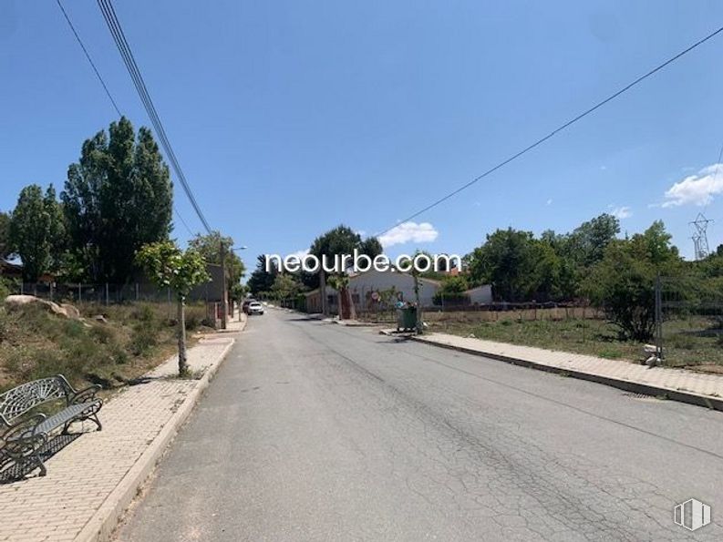 Land for sale at Casco urbano, Navalperal de Pinares, Ávila, 05240 with bench, sky, cloud, plant, road surface, asphalt, tree, land lot, slope and mode of transport around