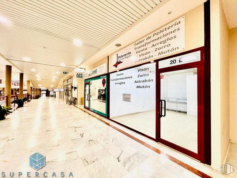 Retail for sale & for rent at Ronda Buenavista, Toledo, 04005 with door, building, interior design, floor, flooring, retail, ceiling, font, event and commercial building around