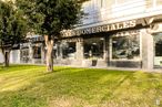 Local en alquiler y venta en Avenida Alcalde José Aranda, Alcorcón, Madrid, 28924 con planta, edificio, árbol, sombra, ventana, hierba, paisaje, zona residencial, fachada y tintes y matices alrededor