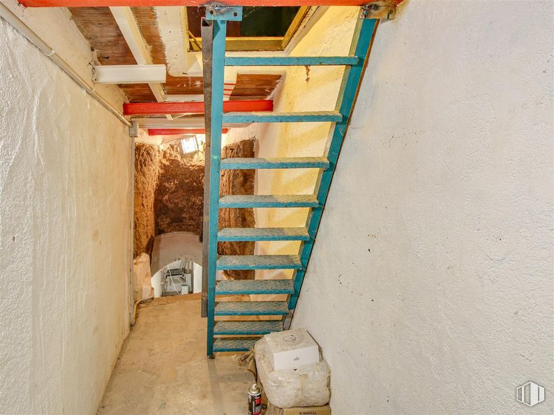 Local en alquiler en Calle Lope de Vega, 6, Centro, Madrid, 28014 con escalera, escaleras, material compuesto, pasamanos, pintura, material de construcción, tinte para madera, sótano, escayola y tubo alrededor