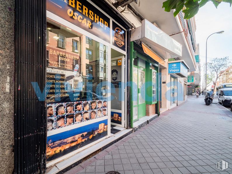 Local en venta en Calle Hermanos Machado, Ciudad Lineal, Madrid, 28017 con edificio, rueda, neumático, arquitectura, ventana, fachada, casa, área metropolitana, árbol y acera alrededor