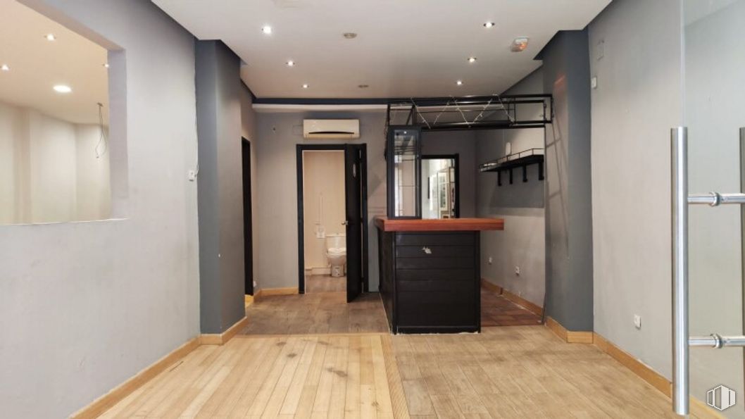 Retail for rent at Calle Escritorios, Alcalá de Henares, Madrid, 28801 with cabinetry, property, building, hall, fixture, wood, interior design, countertop, flooring and floor around