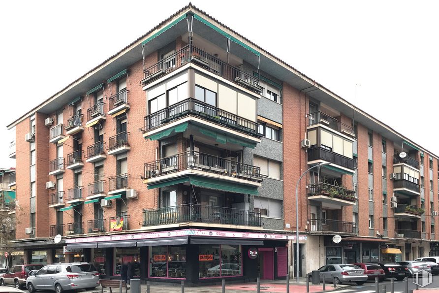 Retail for sale & for rent at Barrio Santa Teresa, Toledo, 45004 with car, building, wheel, tire, vehicle, window, tower block, condominium, urban design and sky around