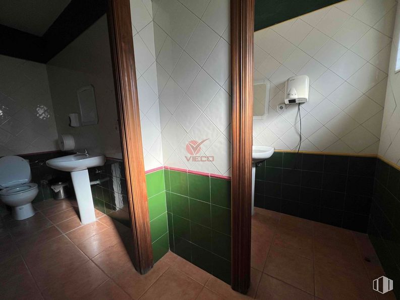 Retail for sale at Avenida Huerta Abajo, San Lorenzo de la Parrilla, Cuenca, 16770 with toilet, sink, lighting, plumbing fixture, bathroom, flooring, floor, fixture, tap and toilet seat around