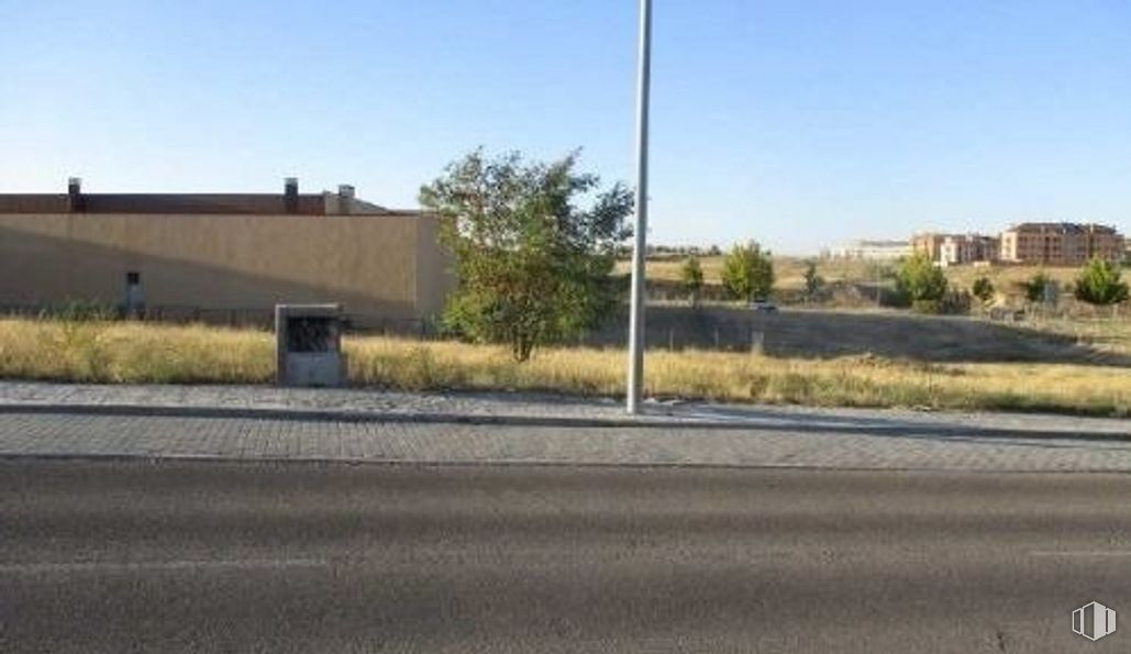 Land for sale at Calle Santa Isabel, Navalcarnero, Madrid, 28600 with building, sky, plant, road surface, asphalt, tar, plain, tree, landscape and facade around