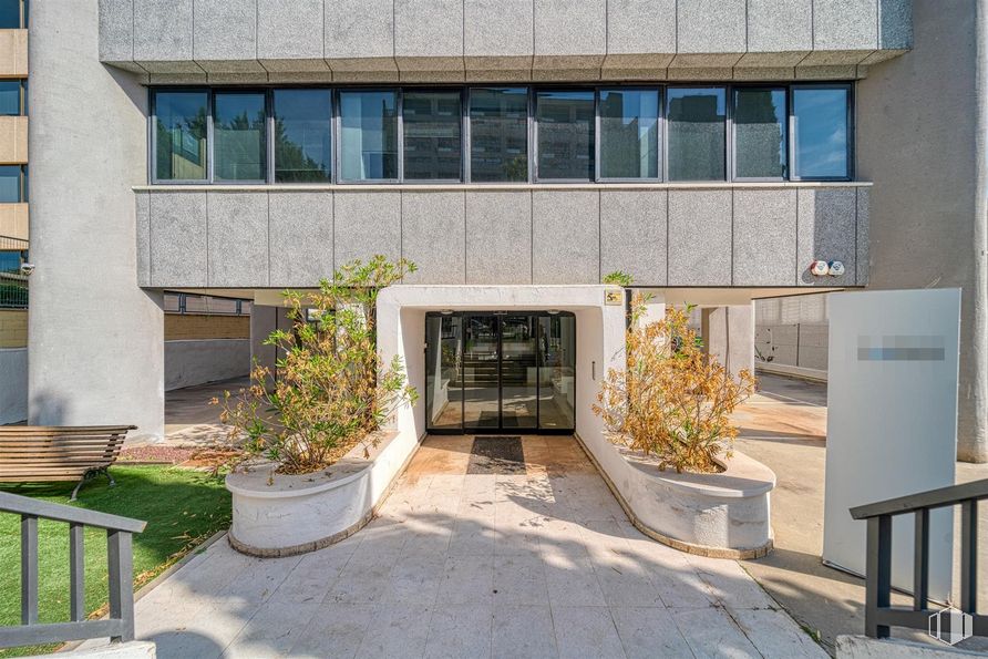 Oficina en alquiler y venta en Avenida Artesanos, 48, Tres Cantos, Madrid, 28760 con maceta, chimenea, mesa de trabajo, planta de interior, propiedad, ventana, planta, edificio, diseño urbano y zona residencial alrededor