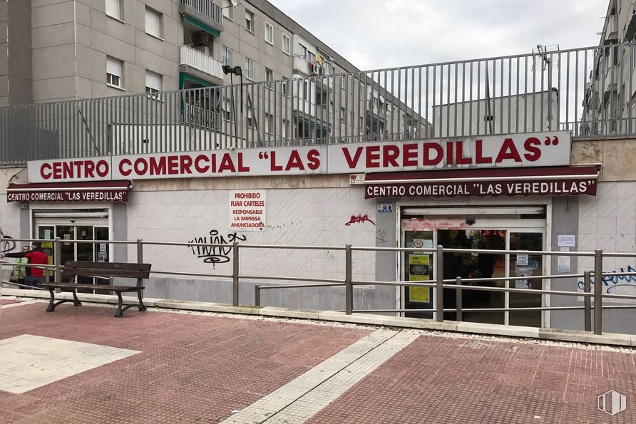 Local en alquiler y venta en Calle Lisboa, 6, Torrejón de Ardoz, Madrid, 28850 con mesa de trabajo, edificio, propiedad, cielo, infraestructura, banco exterior, ventana, nube, pared y fuente alrededor