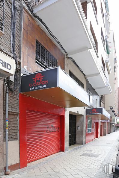 Local en alquiler y venta en Calle Coslada, 28, Salamanca, Madrid, 28028 con ventana, puerta, edificio, arquitectura, superficie de la carretera, diseño urbano, fachada, acera, madera y asfalto alrededor