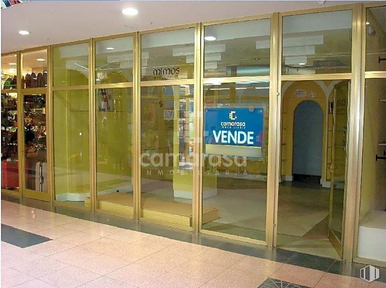 Retail for sale & for rent at Calle Doctor Fleming, 22, Ávila, 05001 with door, fixture, building, interior design, facade, automotive exterior, glass, vehicle door, ceiling and retail around