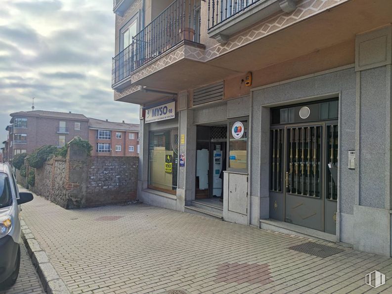 Retail for sale at Paseo Santo Tomás, Ávila, 05003 with door, car, building, tire, cloud, sky, road surface, real estate, window and facade around