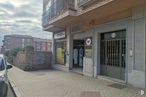 Retail for sale at Paseo Santo Tomás, Ávila, 05003 with door, car, building, tire, cloud, sky, road surface, real estate, window and facade around