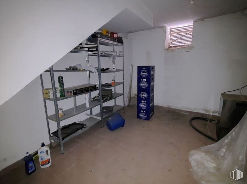 Retail for rent at Zona Amurallada, Ávila, 05001 with window blind, furniture, packaged goods, building, floor, flooring, gas, fixture, machine and shelving around